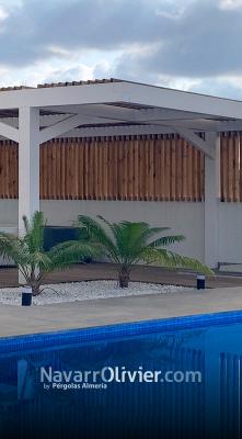 Terraza para vivienda con tarima de madera y pérgola de luz tamizada con listones en paralelo