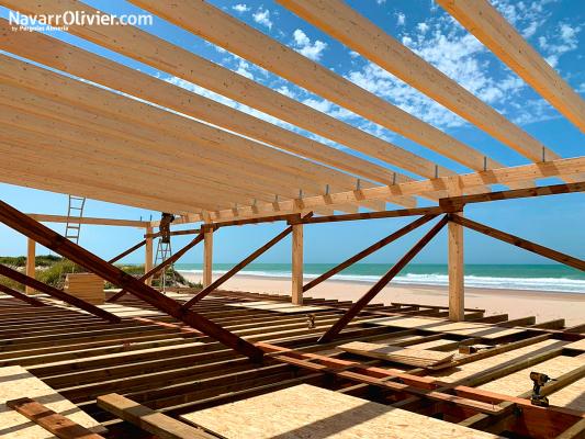 Chiringuito de madera fijo en playa La Barrosa, Chiclana, Cádiz