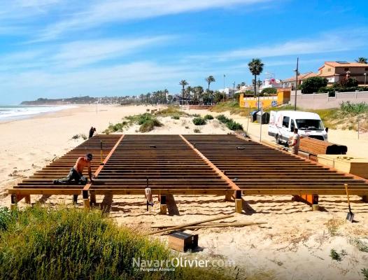 Montaje de pilotes de madera y forjado para chiringuito de 150 m²