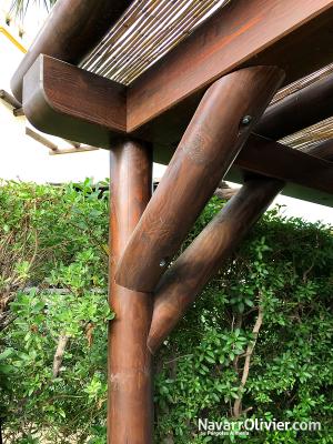 Pérgola de tronco calibrado y madera con cubierta de cañizo
