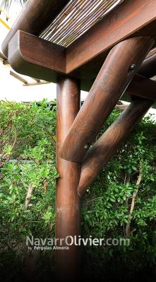 Detalle de construcción con rollizo de madera