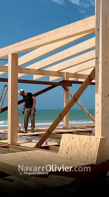 Construcción de estructura de madera sobre pilotes en Chiclana de la Frontera, Cádiz