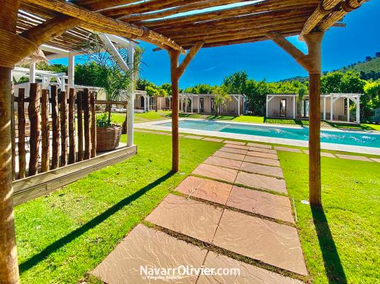 Pérgolas y decoración en madera y tronco para Camping Sant Miquel, Girona