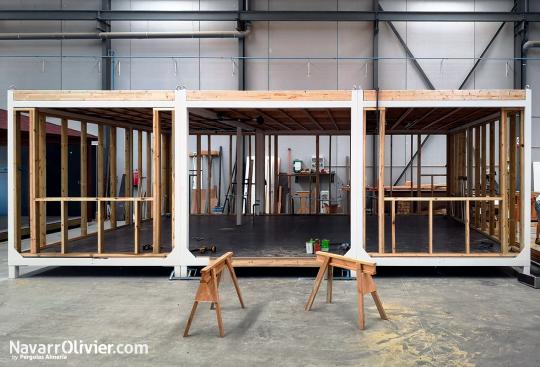 Construcción de casa de madera modular con marco de metal y entramado de madera