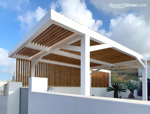 Pérgola de madera tratada con cubierta de luz tamizada