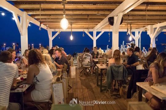 Terraza con tarima y pérgola para chiringuito