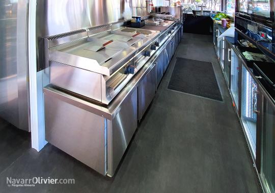 Interior de chiriguito de madera con cocina equipada