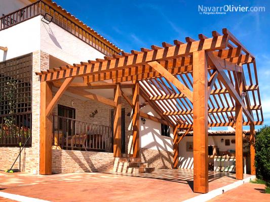 Estructura de madera para cenador de madera listo para recibir la cubierta en teja cerámica árabe