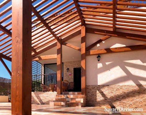 Estructura de madera laminada para cenador en jardín de vivienda