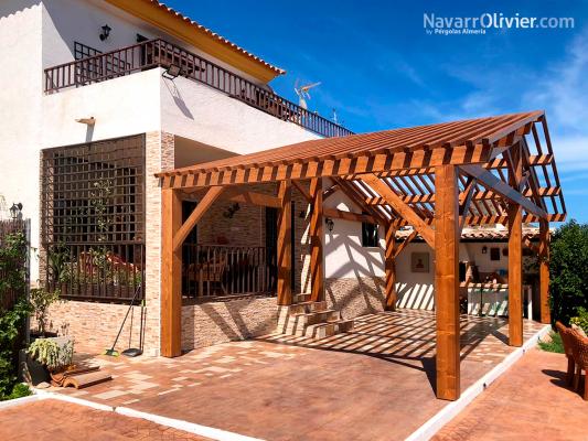 Cubierta a 2 aguas de madera laminada para terraza de vivienda