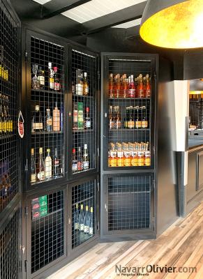 Mueble de metal y madera para tienda de productos regionales en restaurante