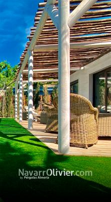 Bungalow modular con terraza exterior cubierta por pérgola natural