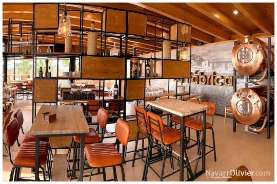 Interior de edificación construida en madera y metal
