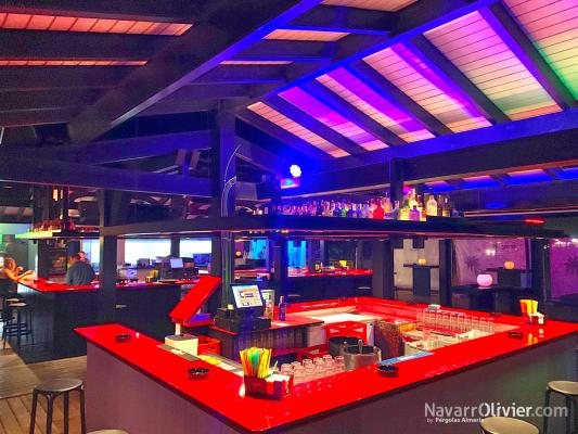 Interior de beach bar construido en madera