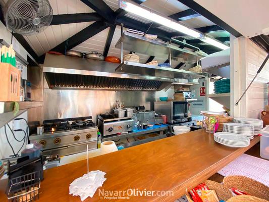 Módulo de cocina construido en madera para chiringuito