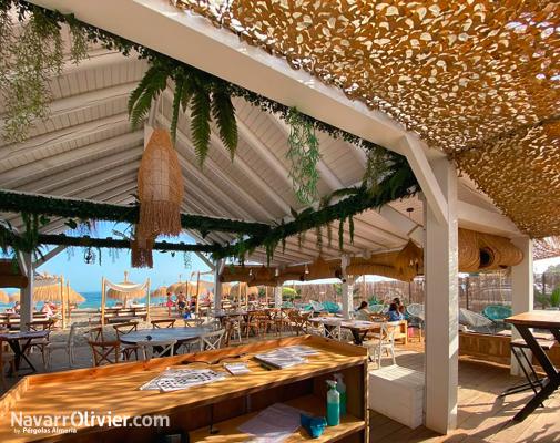Interior de la cubierta del chiringuito Bossa Playa construido por NavarrOlivier