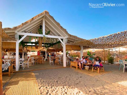 Chiringuito Bossa playa construcción de madera para exterior con cubierta natural