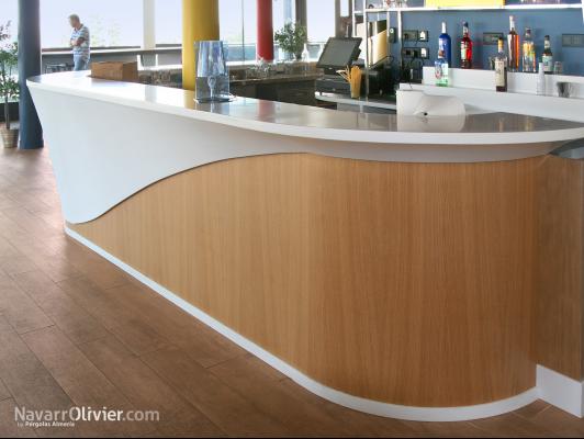Detalle de barra de madera y Krion Termoformado