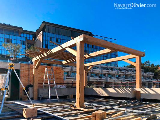 Montaje de estructura de madera maciza para terraza de restaurante en Marsella