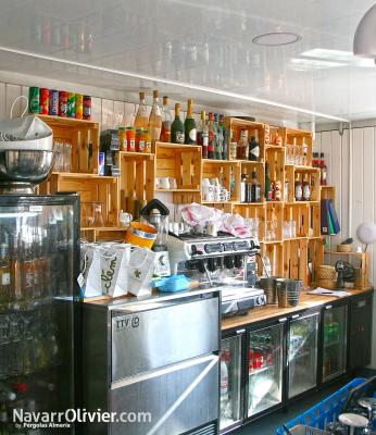 Interior de beach bar desmontable de madera