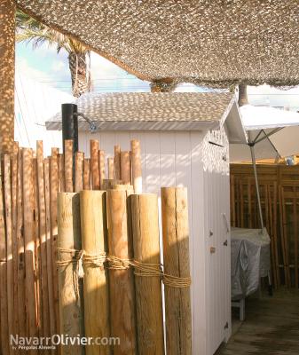 Decoración en madera. Cerca con troncos calibrados y vestidor modular