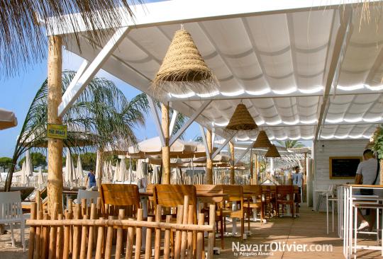 Terraza desmontable con pergola incluyendo toldos abatibles