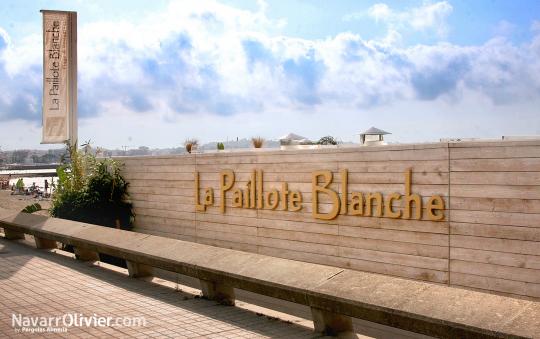 Beach Club construido en módulos de metal y madera