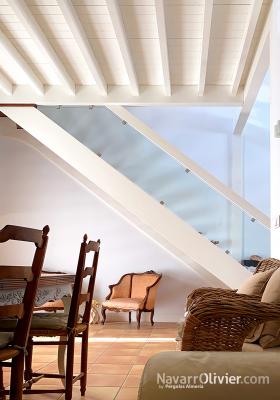 Interior de casa de madera. Piso piloto NavarrOlivier