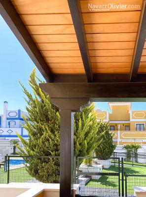 Pérgola de madera con pilar rematado en capitel
