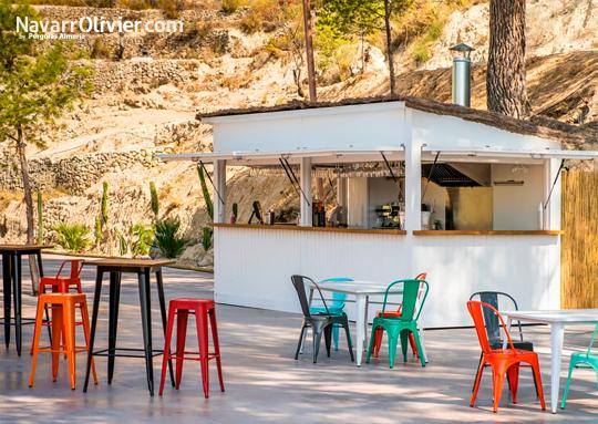 Kiosco de madera con instalación eléctrica y cocina vista