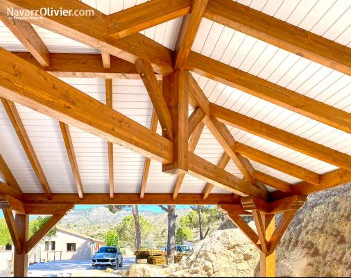 Estructura de madera tradicional para gazebo exterior de casa rural