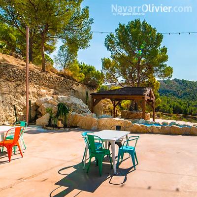 Terraza con pérgola para eventos en hotel rural