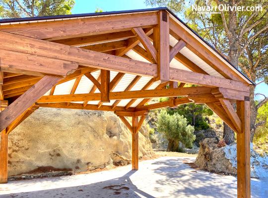 Pérgola de madera tradicional para casa rural