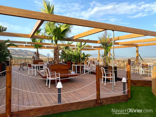 Terraza con pégola de madera para restaurante La Fábrica, Los Lobos Almería