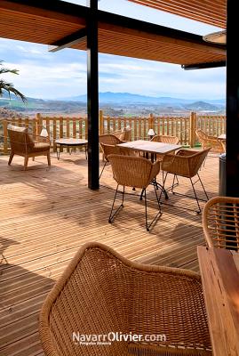 Terraza mirador con tarima de madera para exterior y pérgola de luz filtrada