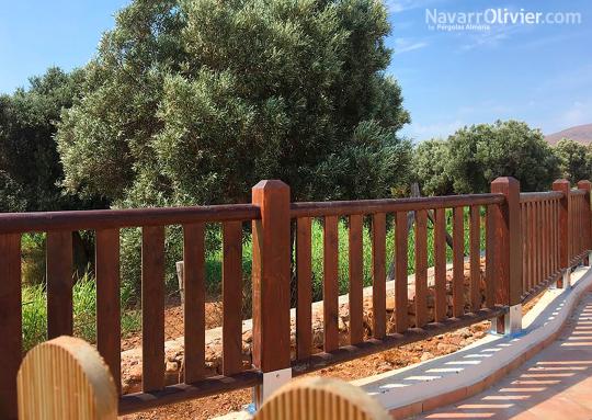 Barandilla de madera para casa rural en Almería