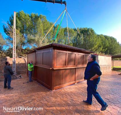 Montaje de chiringuito de madera para piscina natural Pretura del Molino