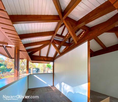 Caseta de madera con barra y cocina para chiringuito de piscina