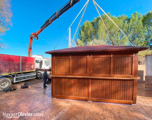 Montaje de caseta de madera con grúa