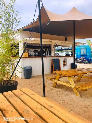 Modulo transportable de madera equipado para dar servicio de gastronomia en playa de Santander
