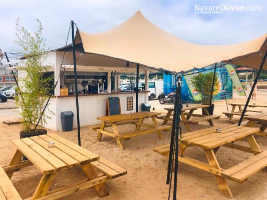 Chiringuito de madera con toldo para cubrir la terraza