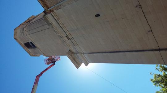 Reparación y limpieza de cornisas por infiltraciones. Iglésia de Bellvís en Lleida