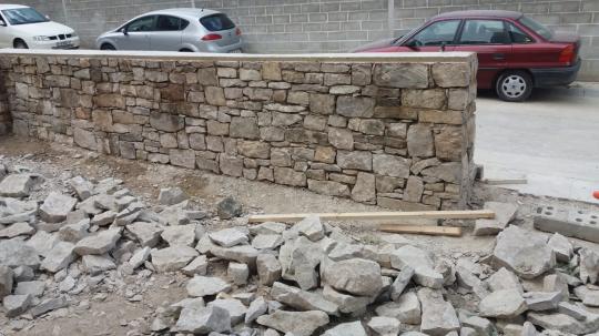 Muro piedra en seco. Cerrado de parcela en un Castillo particular en pueblo de Lleida
