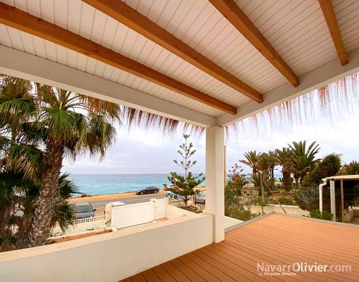 Pérgola de madera para vivienda en primera línea de playa