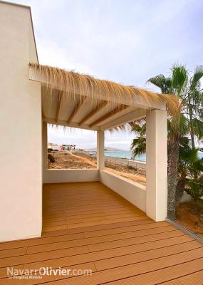 Terraza concubierta de madera y carrizo