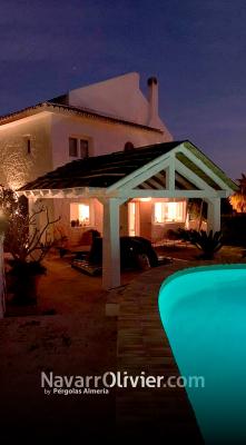 Pérgola para estancia exterior de madera y fibras naturales