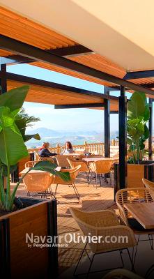 Pérgola de metal y madera para terraza de restaurante