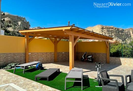 Estructura de madera para aparcamiento y sombraje en el jardin de la vivienda