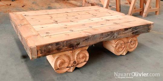 Mesa de madera reciclada y capiteles