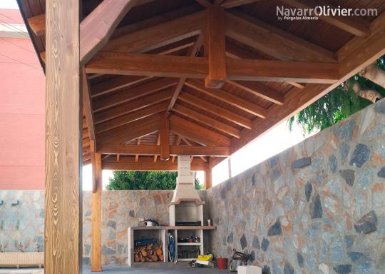 Cenador de madera para jardin. Barbacoa con techo a 4 aguas